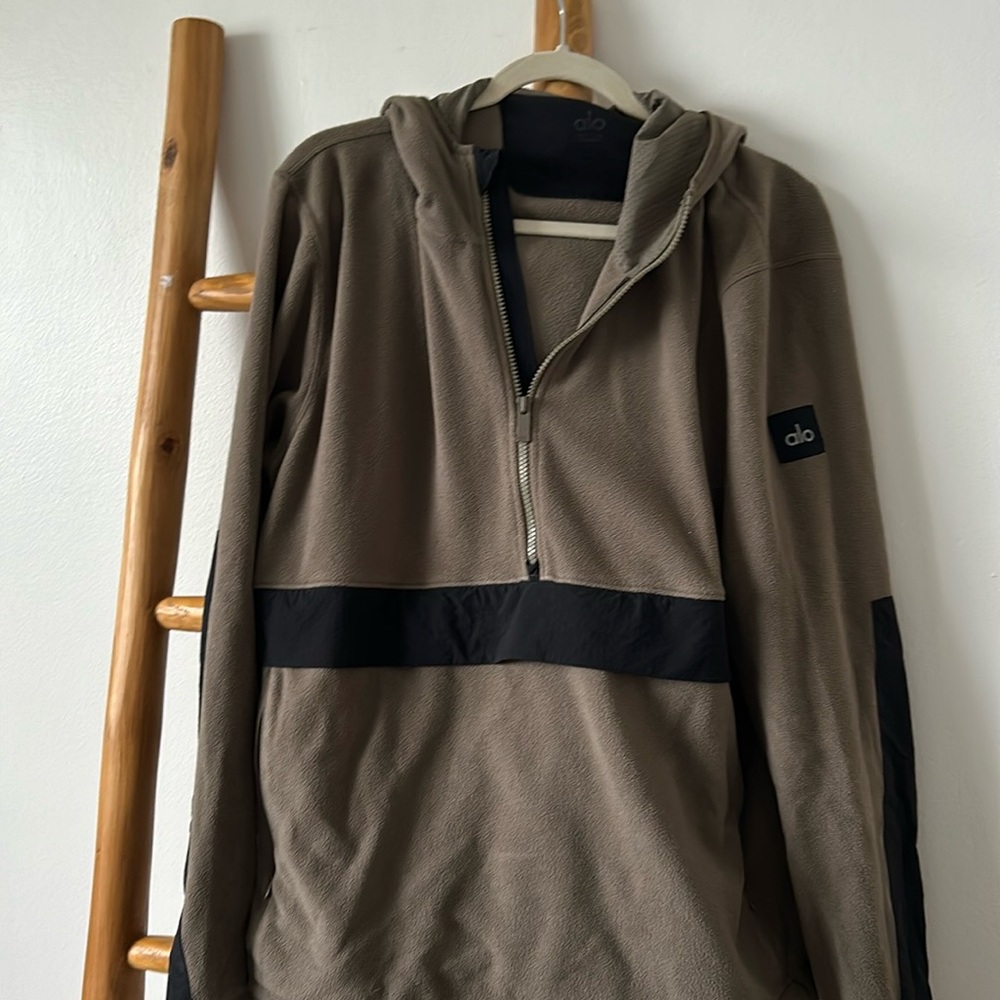 ALO Men’s Zip up with front pocket